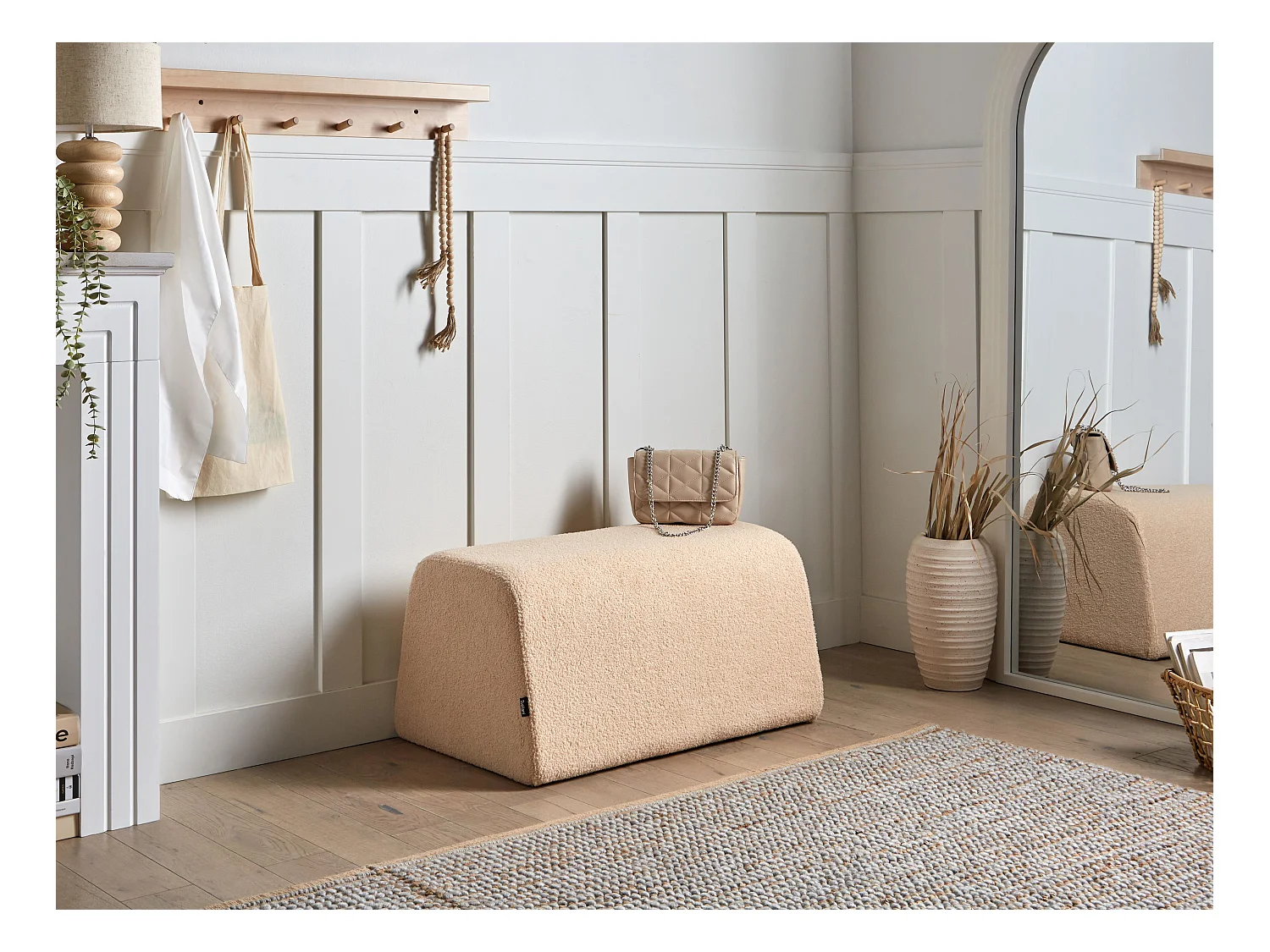 Pouf Bouclé Stoff gepolstert beige Sitzbank Fußhocker Sinclair