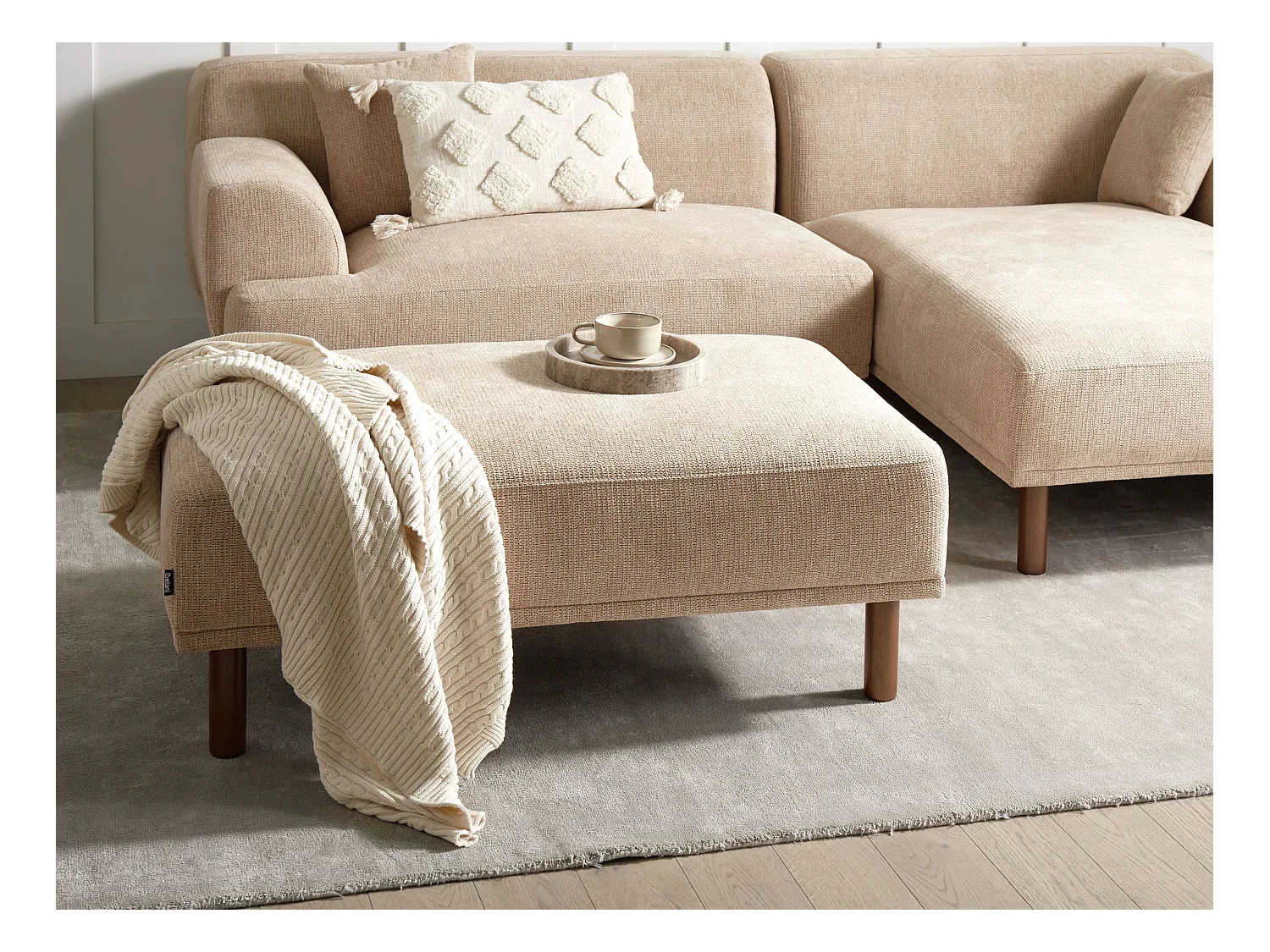 Ottomane Stoff beige mit Holzbeinen rechteckig wasserabweisend Holt