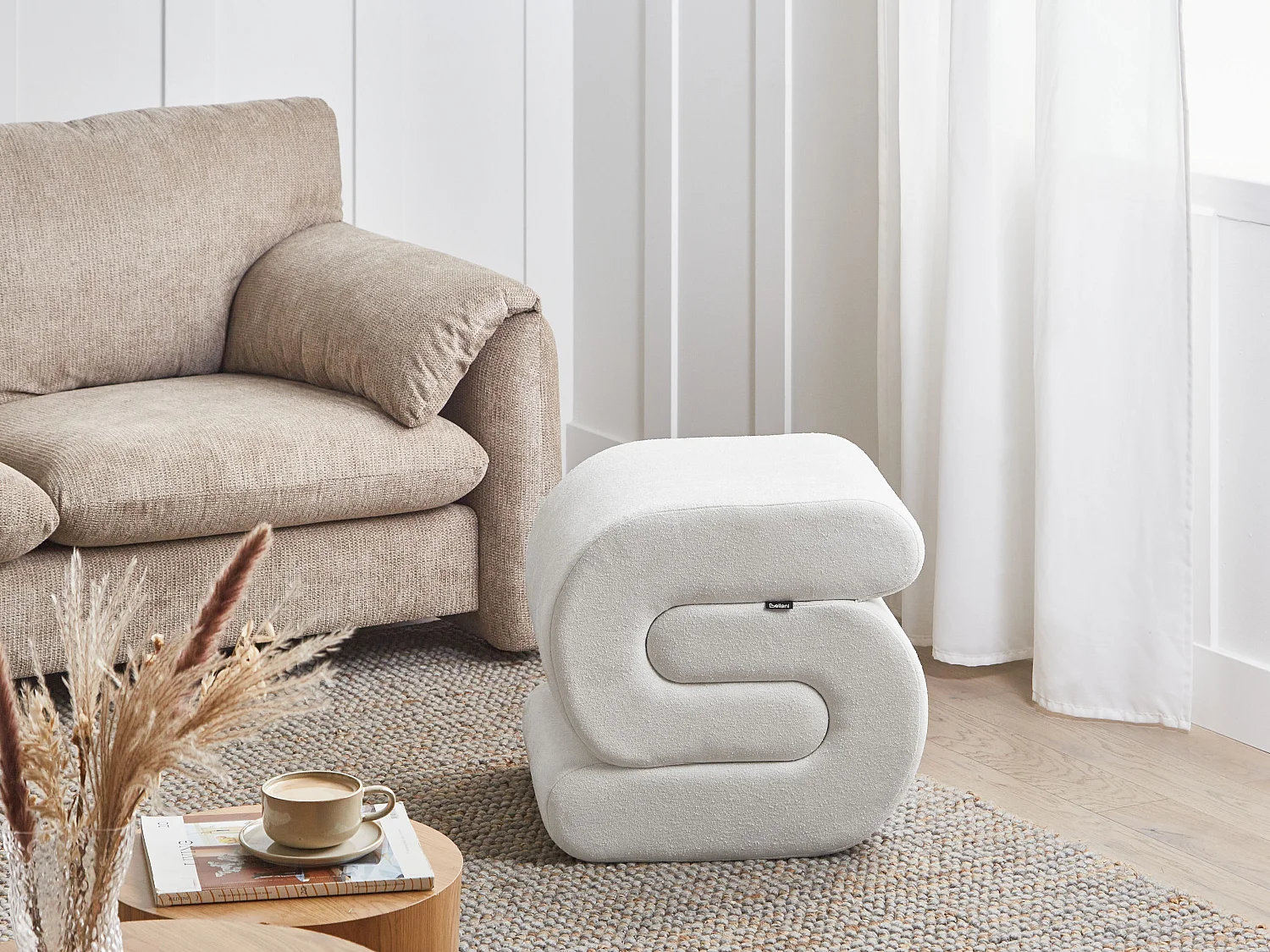 Pouf Chenille Stoffbezug creme weiß gepolstert S-Form modernes Design Arcadia