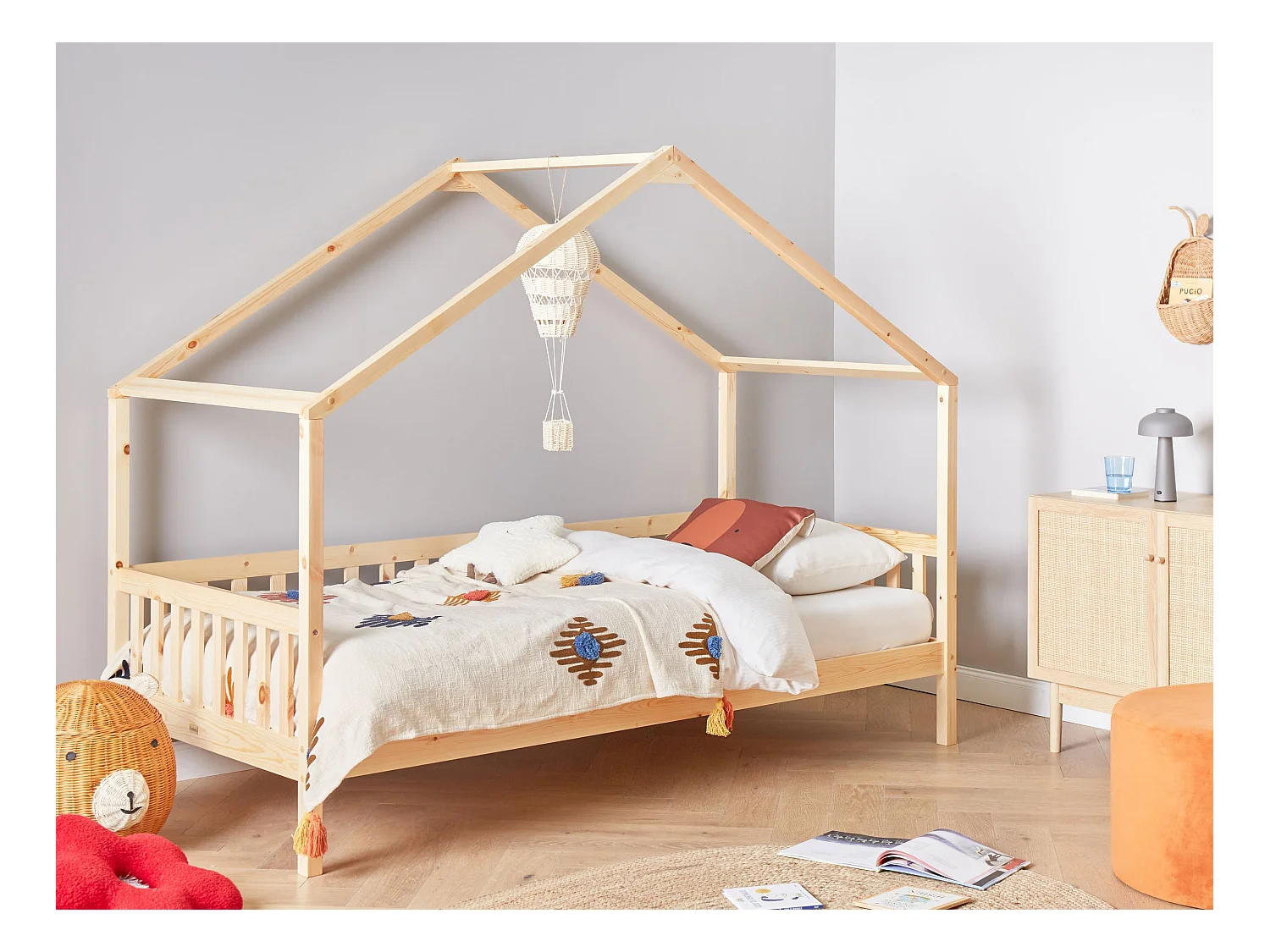 Lit en forme de maison pour enfant 90 x 200 cm en bois clair CHARRIN