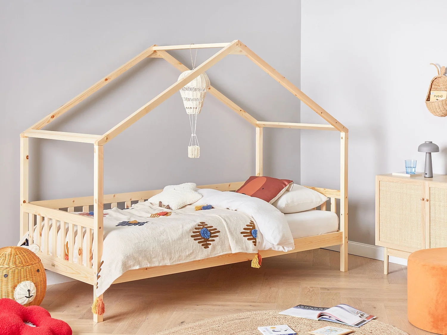 Lit en forme de maison pour enfant 90 x 200 cm en bois clair CHARRIN