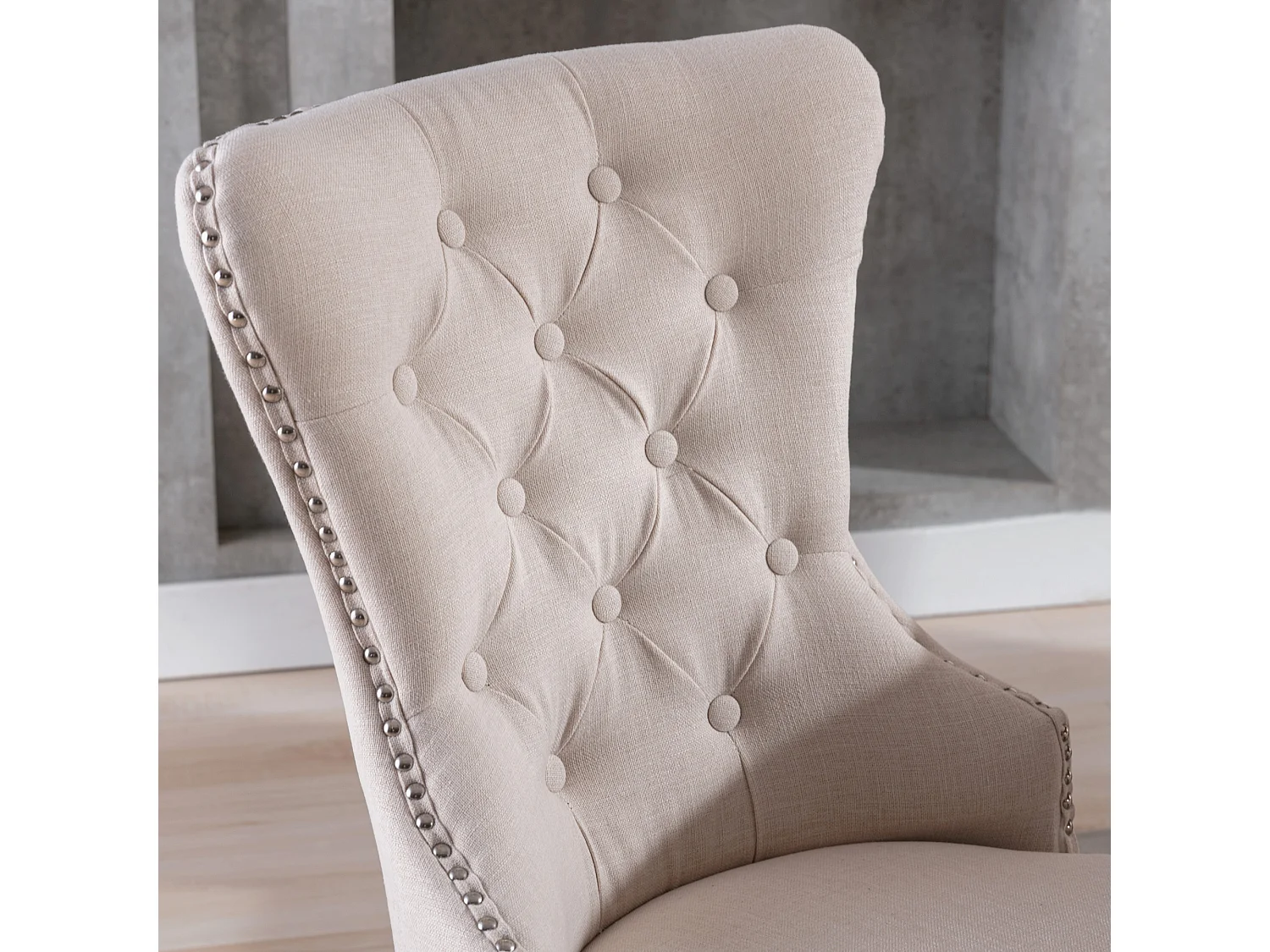 Eetkamerstoel van linnen, set van 2, met eikenhouten poten, decoratieve knopen, chromen studs, keukenstoel, woonkamer, lounge, beige (afmetingen: 50 x 54 x 97 cm)