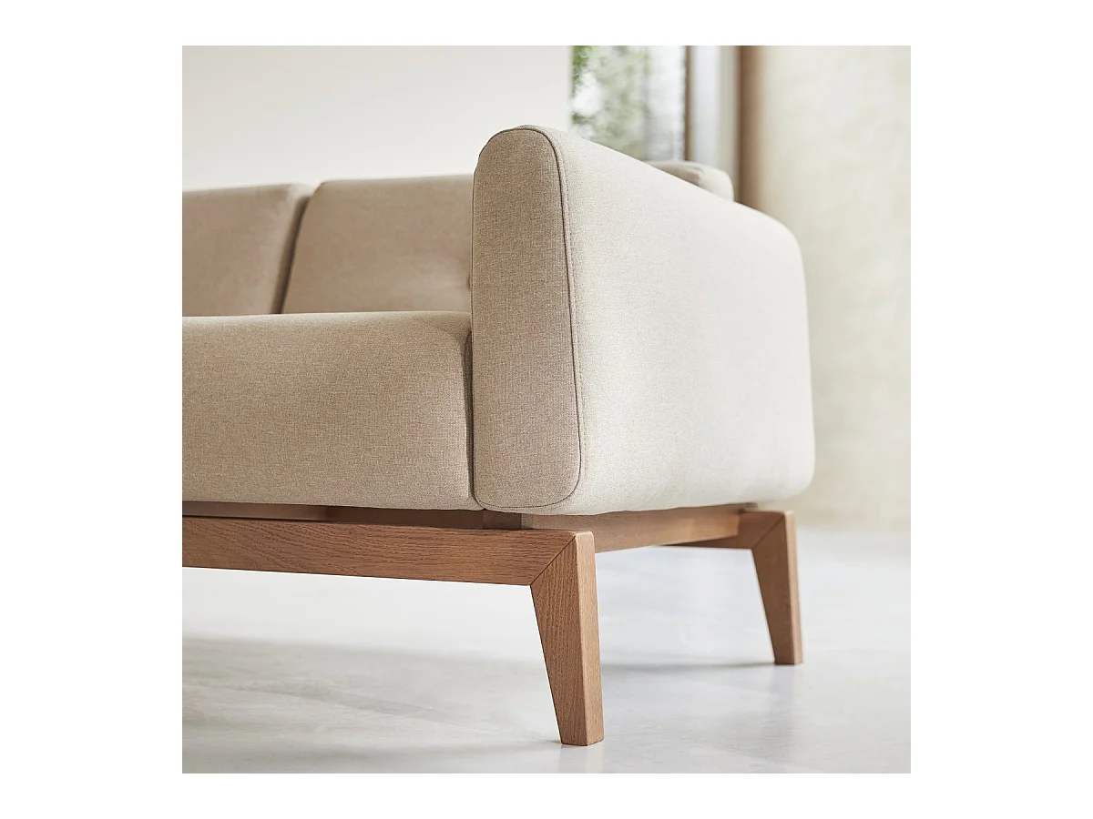 2-Sitzer-Sofa mit massivem Eichenholzgestell und ecrufarbenem Stoffbezug