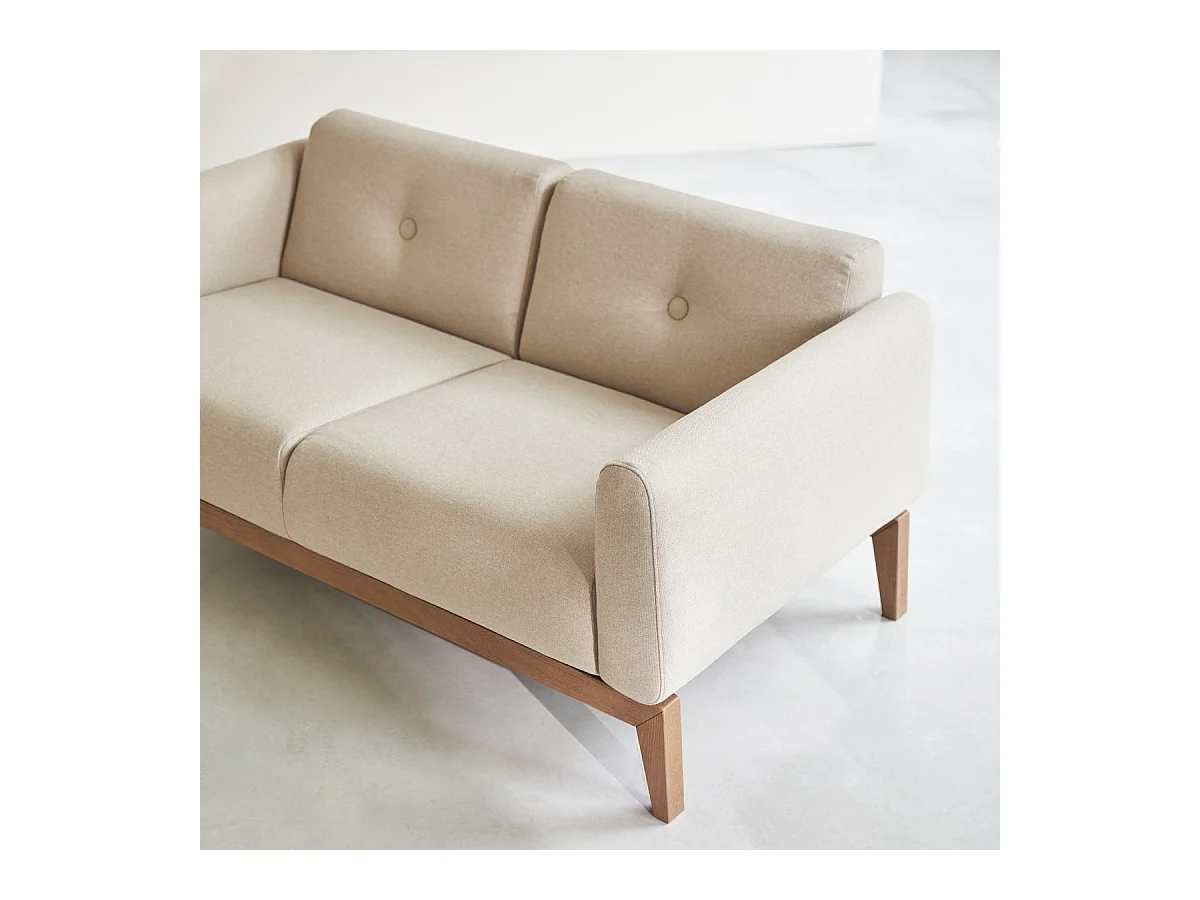 2-Sitzer-Sofa mit massivem Eichenholzgestell und ecrufarbenem Stoffbezug