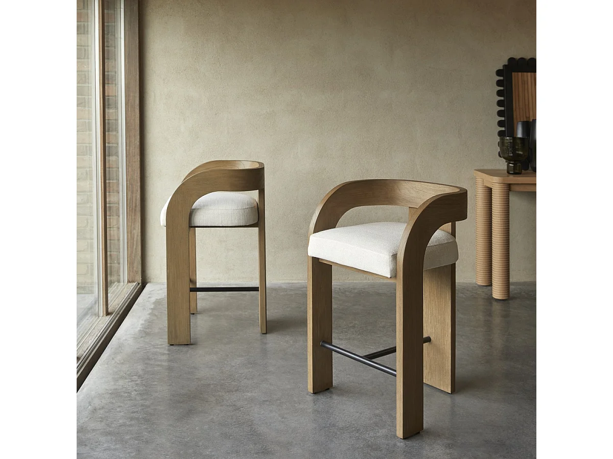 Barstuhl Boti aus massivem Mindiholz mit naturfarbenem Webstoffbezug