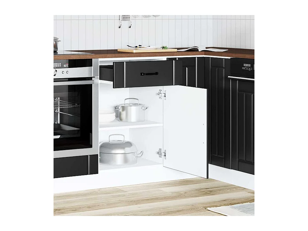 zwarte keukenkast van bewerkt hout