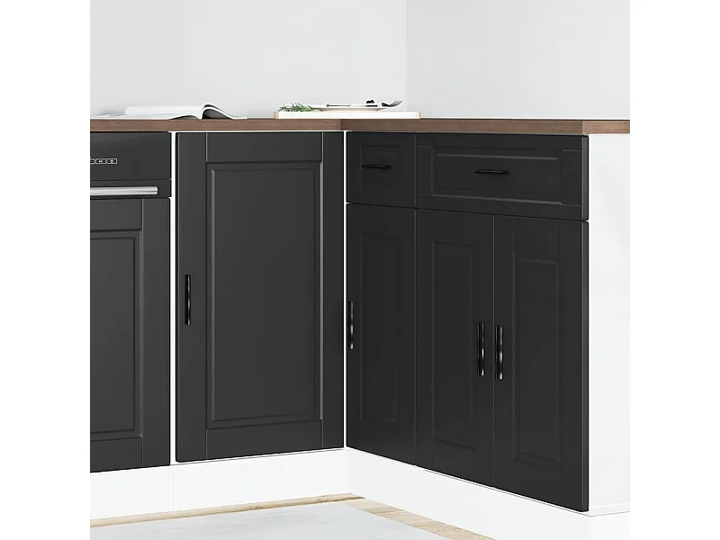 zwarte bewerkte houten keukenkast