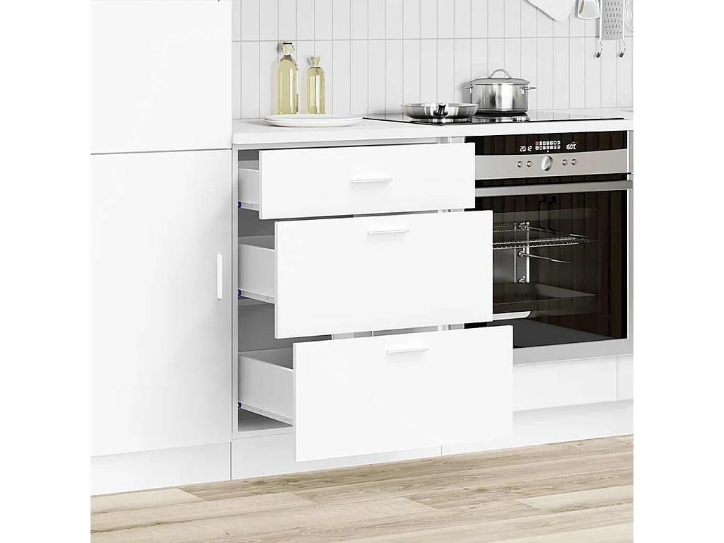 witte keukenkast van bewerkt hout