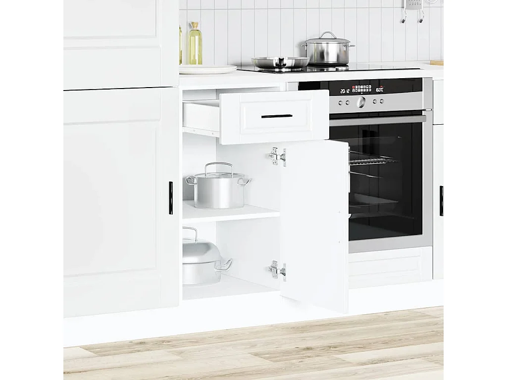 witte keukenkast van bewerkt hout