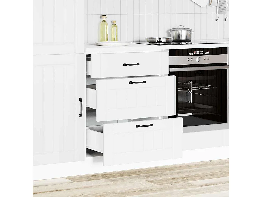 witte keukenkast van bewerkt hout