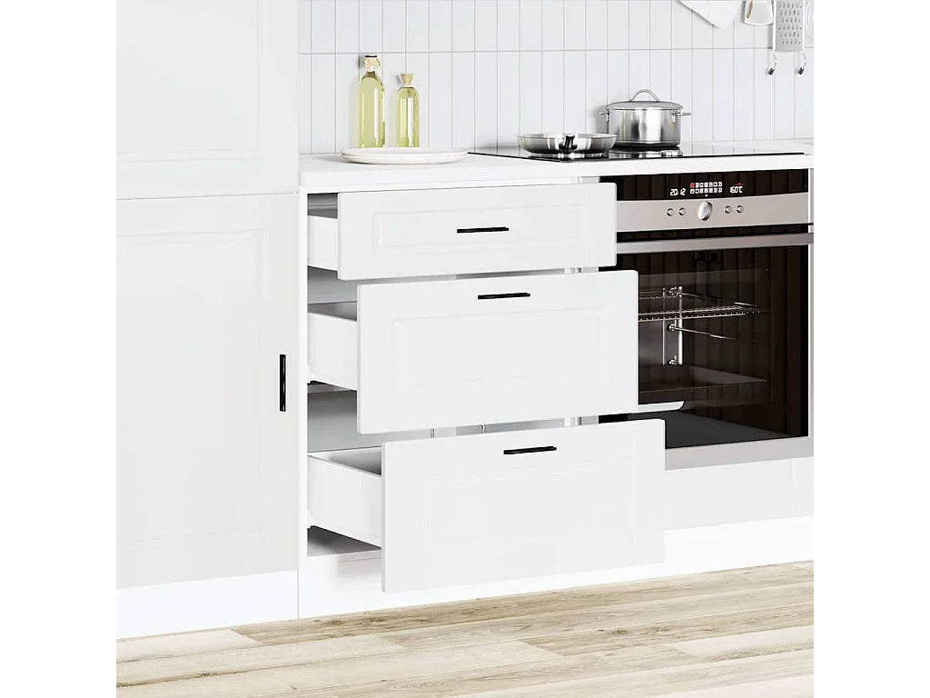 witte keukenkast van bewerkt hout