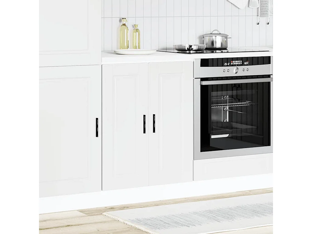 witte keukenkast van bewerkt hout