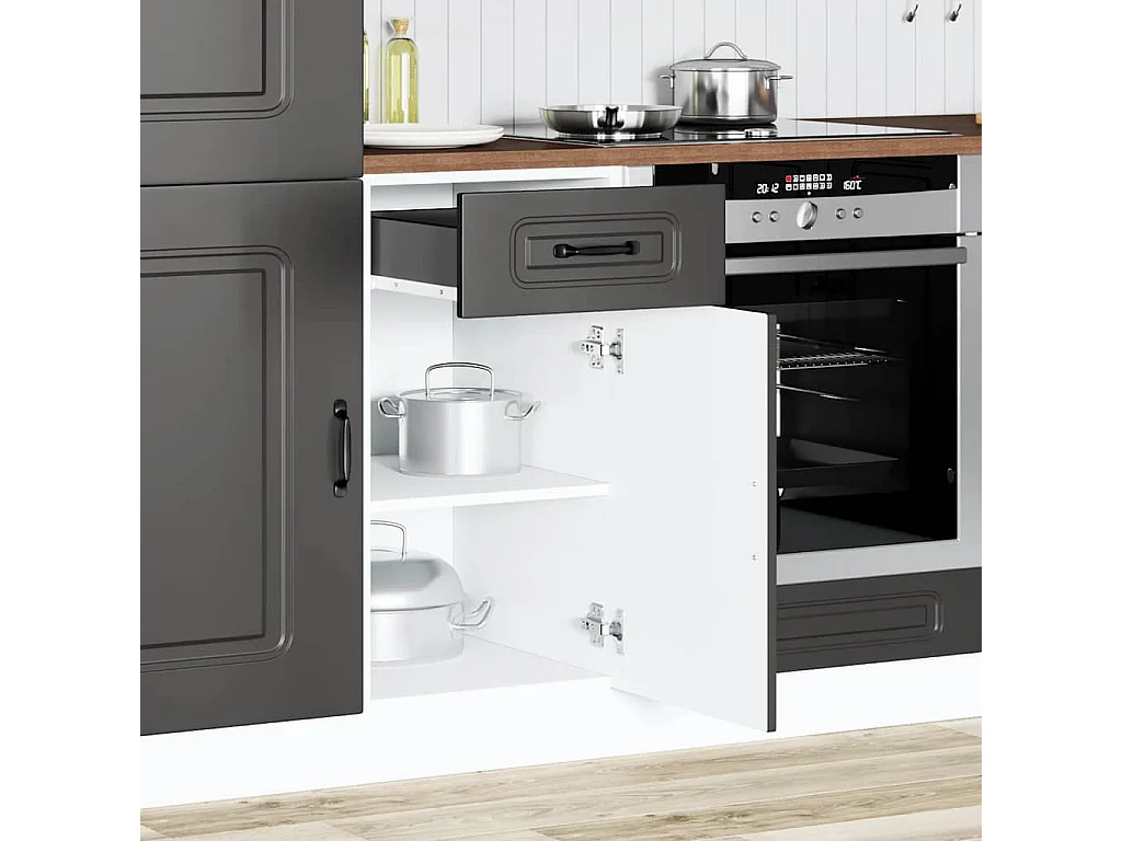 Kalmar zwarte keukenkast van bewerkt hout