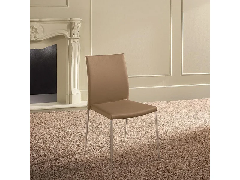 Set di 4 sedie da pranzo imbottite in similpelle marrone e beige "Camelia" impilabili con gambe in metallo verniciato