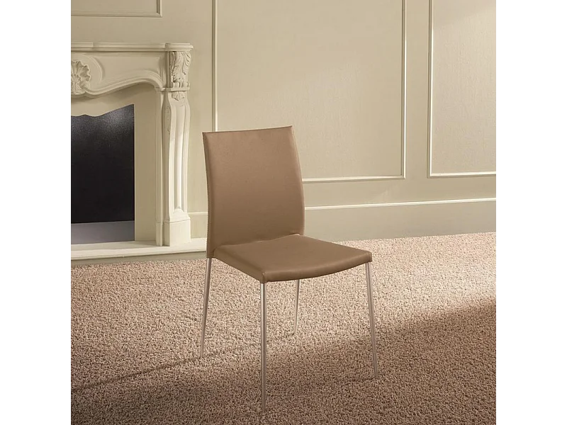 Conjunto de 4 cadeiras de jantar empilháveis "Camelia" estofadas em pele sintética castanha e bege com pernas em metal pintadas