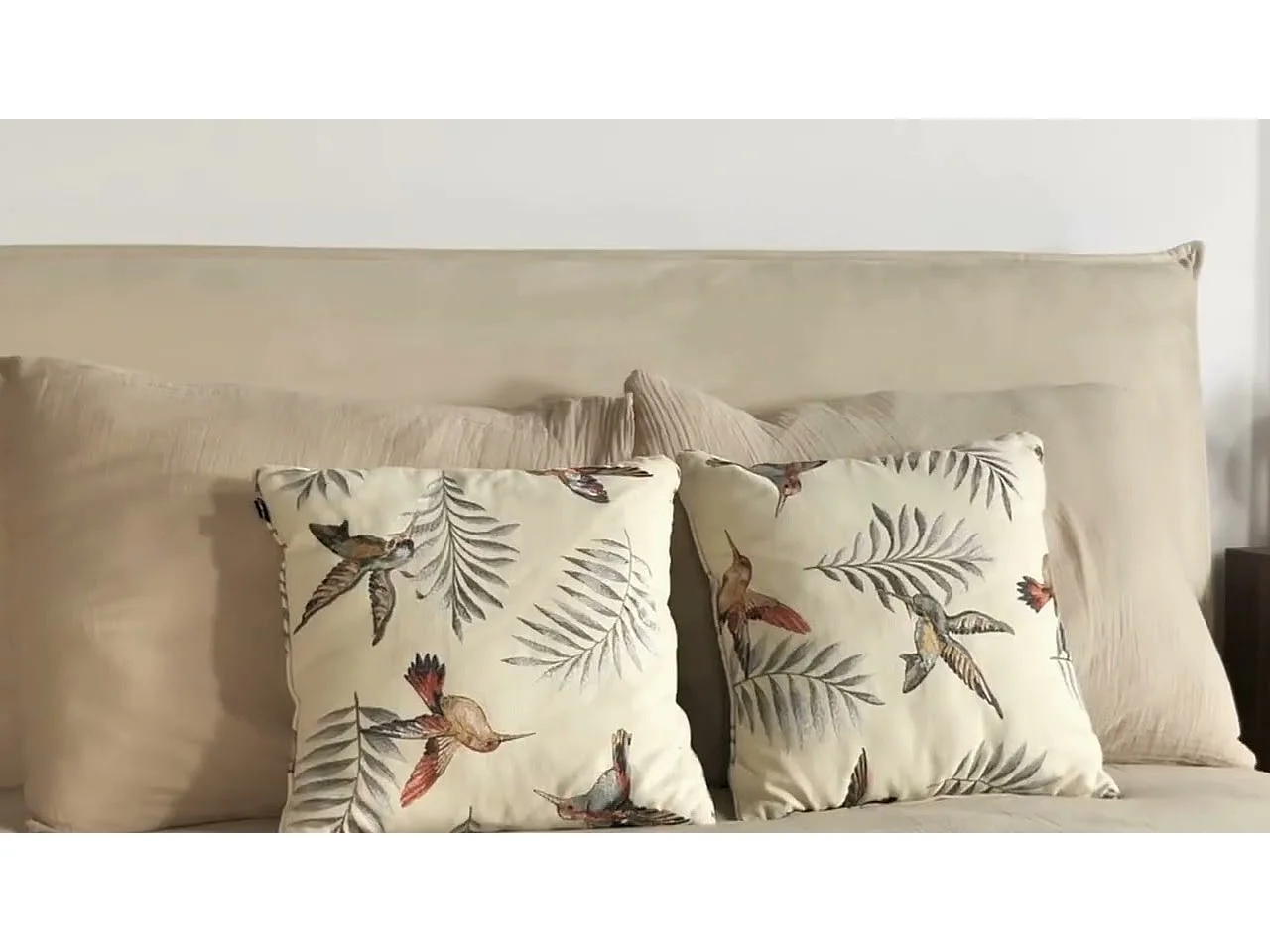 Lit tapissé 180×200- velours - beige - SOFTIE