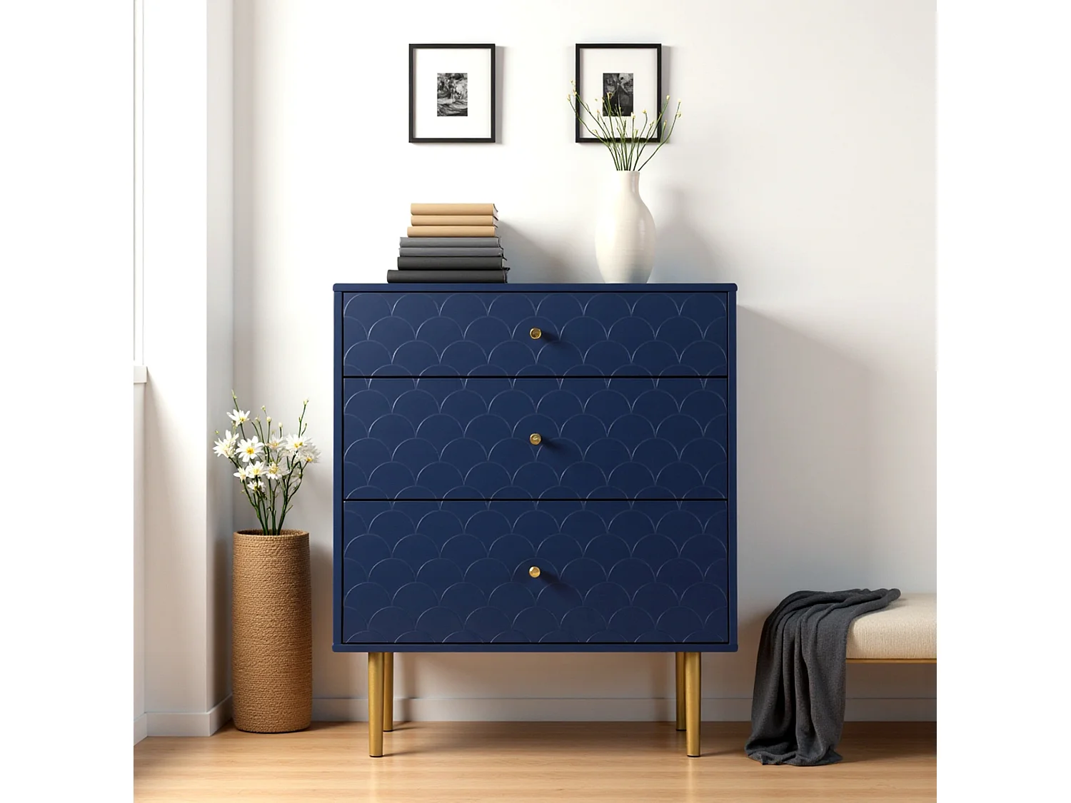 Commode buffet haut avec 3 tiroirs bleu marine motif d'écailles pieds dorés H89/L75/P40 cm