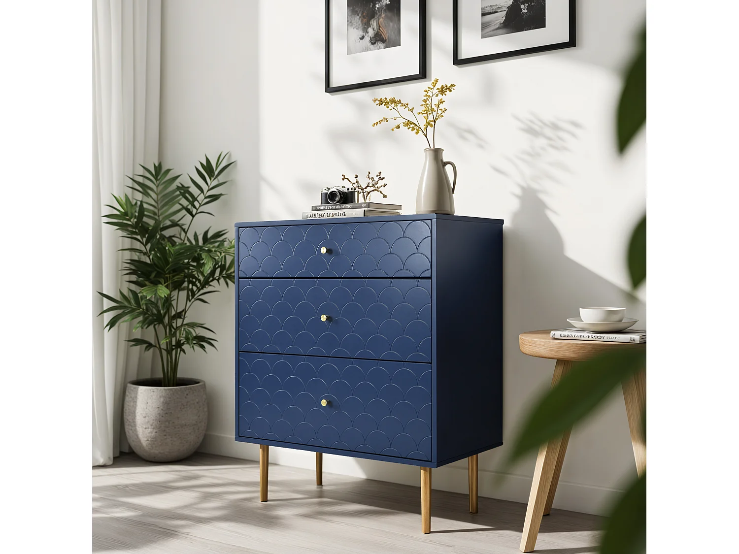 Commode buffet haut avec 3 tiroirs bleu marine motif d'écailles pieds dorés H89/L75/P40 cm