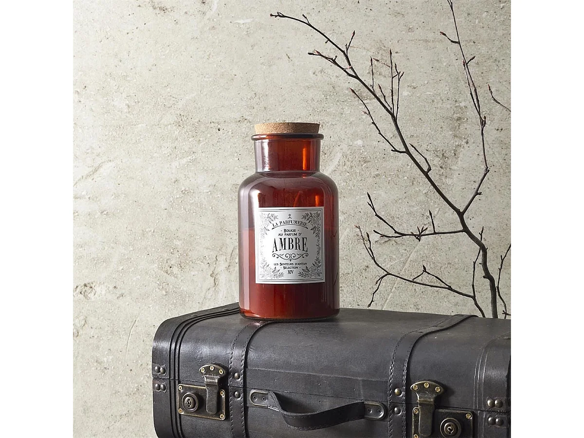 Bougie XXL en verre marron avec couvercle en liège senteur ambre (H25,5 cm)