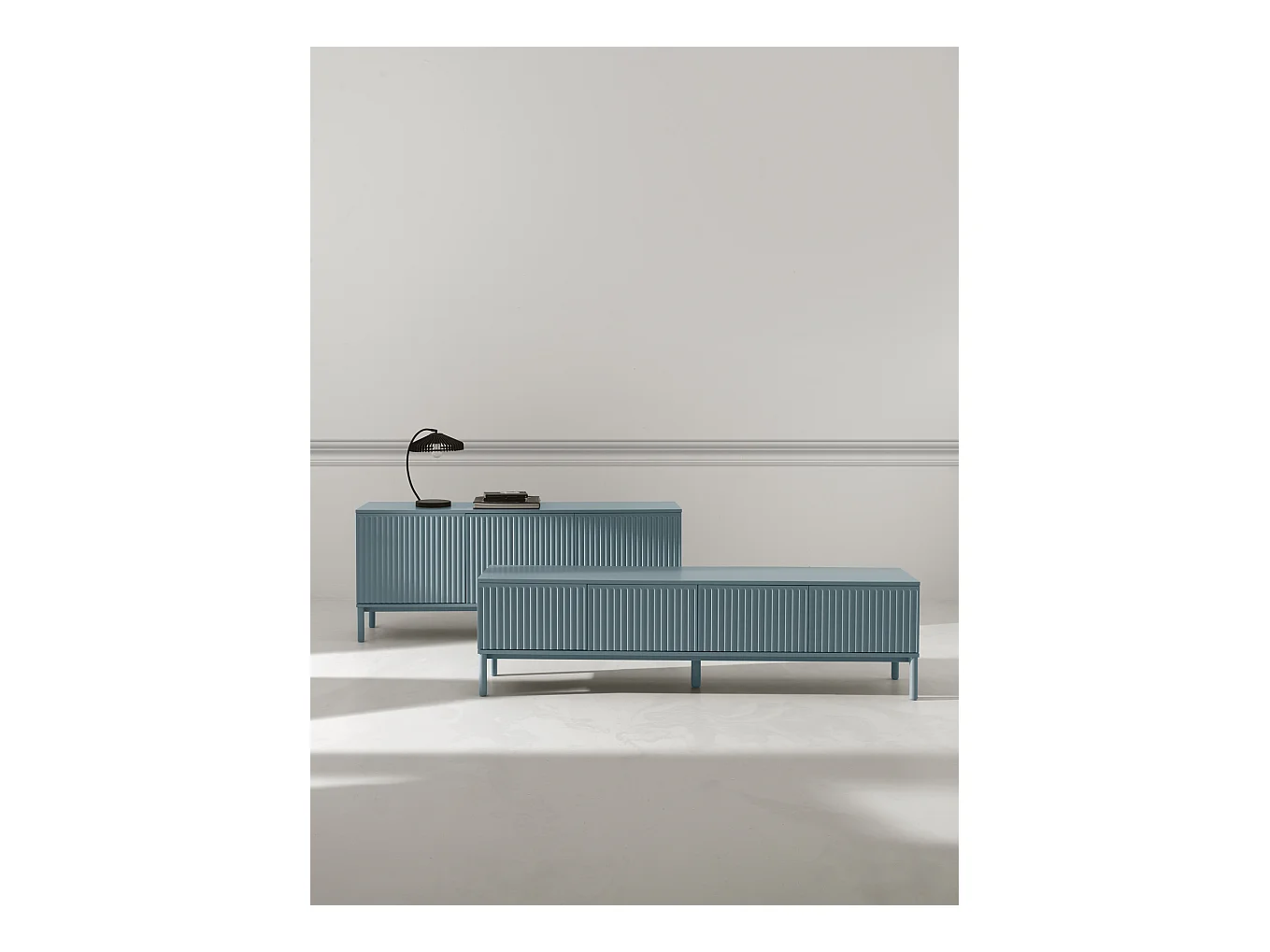 Buffet bleu avec rainures sur les portes et les côtés