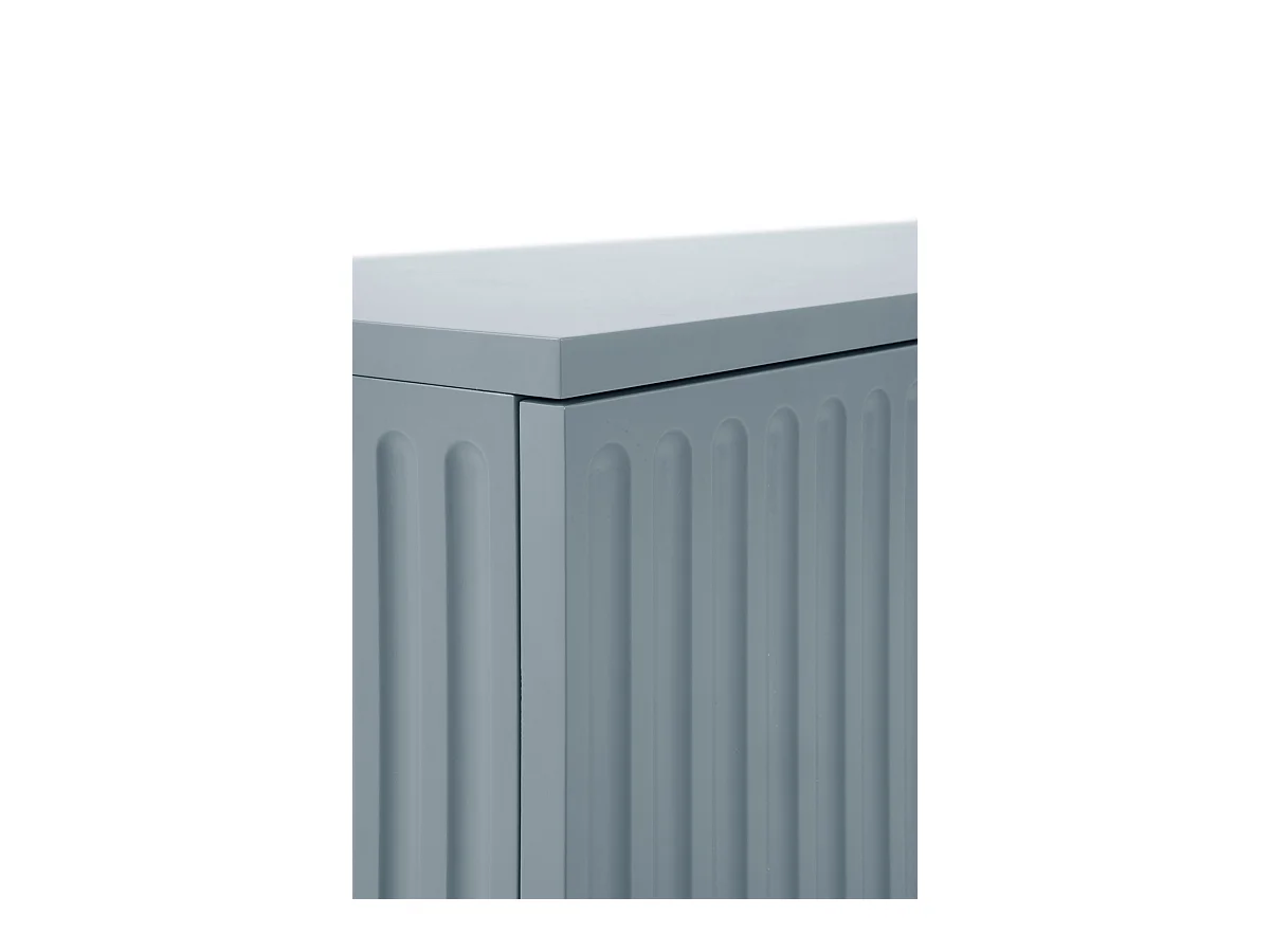 Aparador azul con ranuras acanaladas en puertas y laterales