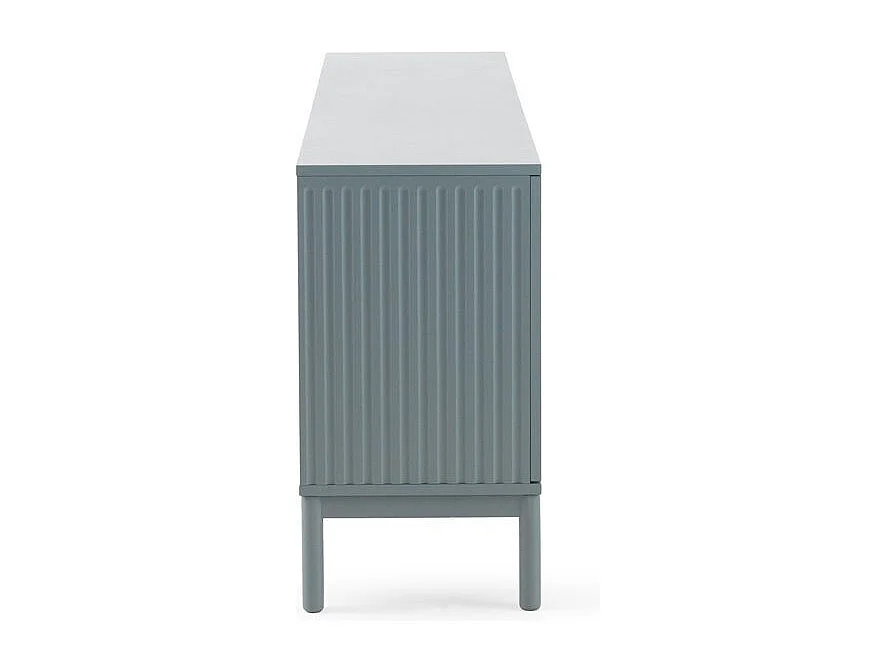 Aparador azul con ranuras acanaladas en puertas y laterales