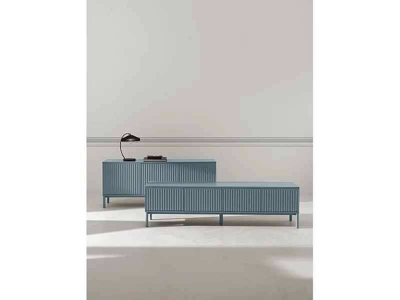 Blauer Sideboard mit geriffelten Schlitzen an Türen und Seiten