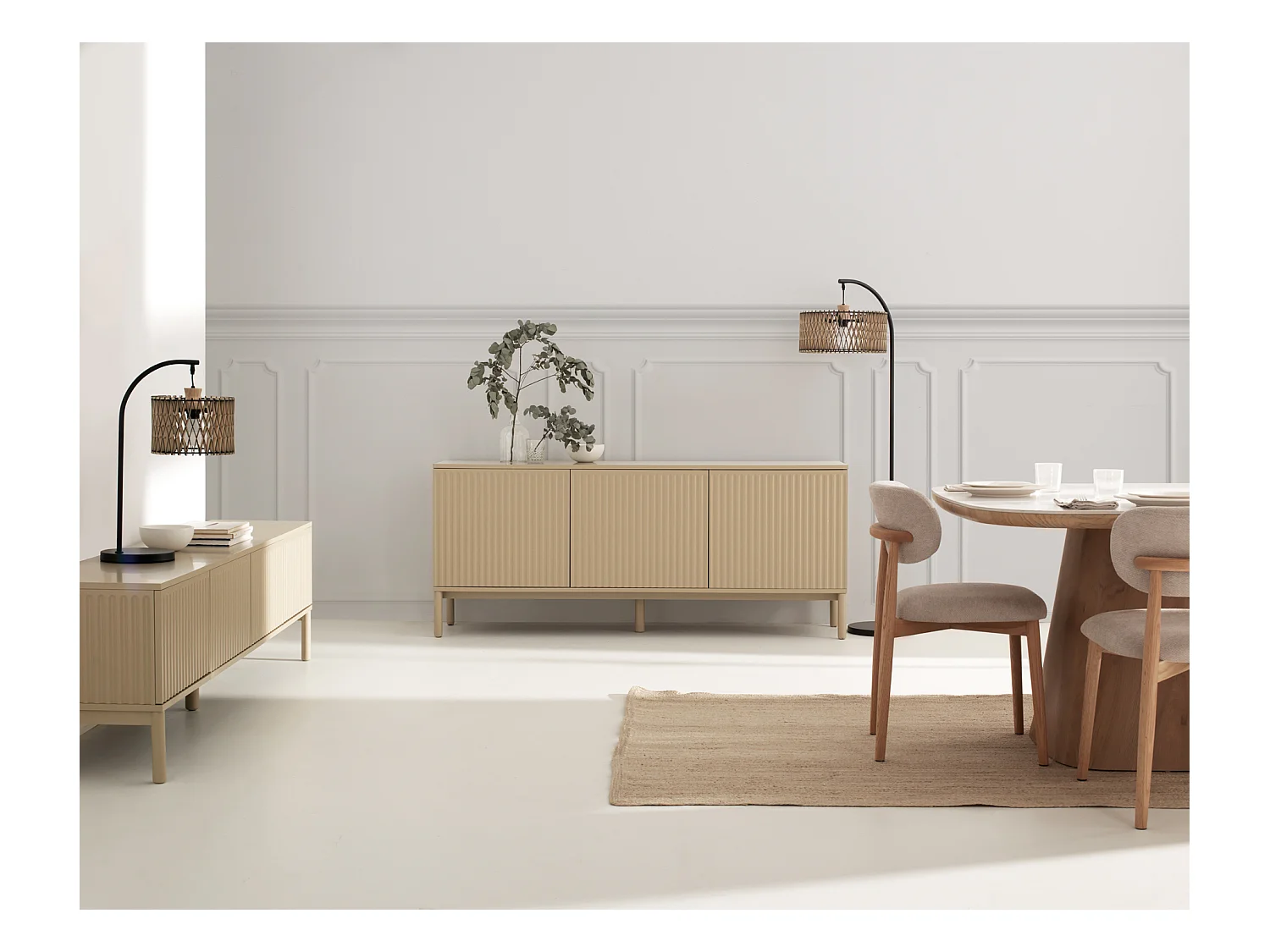 Mobile tv beige con scanalature sulle ante e sui fianchi