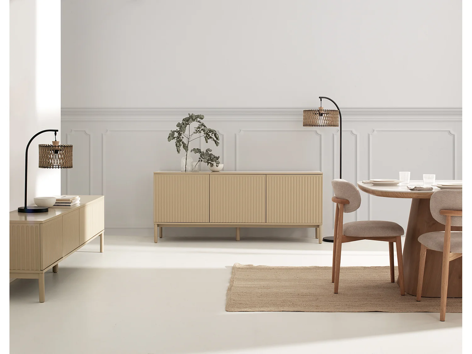 Mueble tv beig con ranuras acanaladas en puertas y laterales