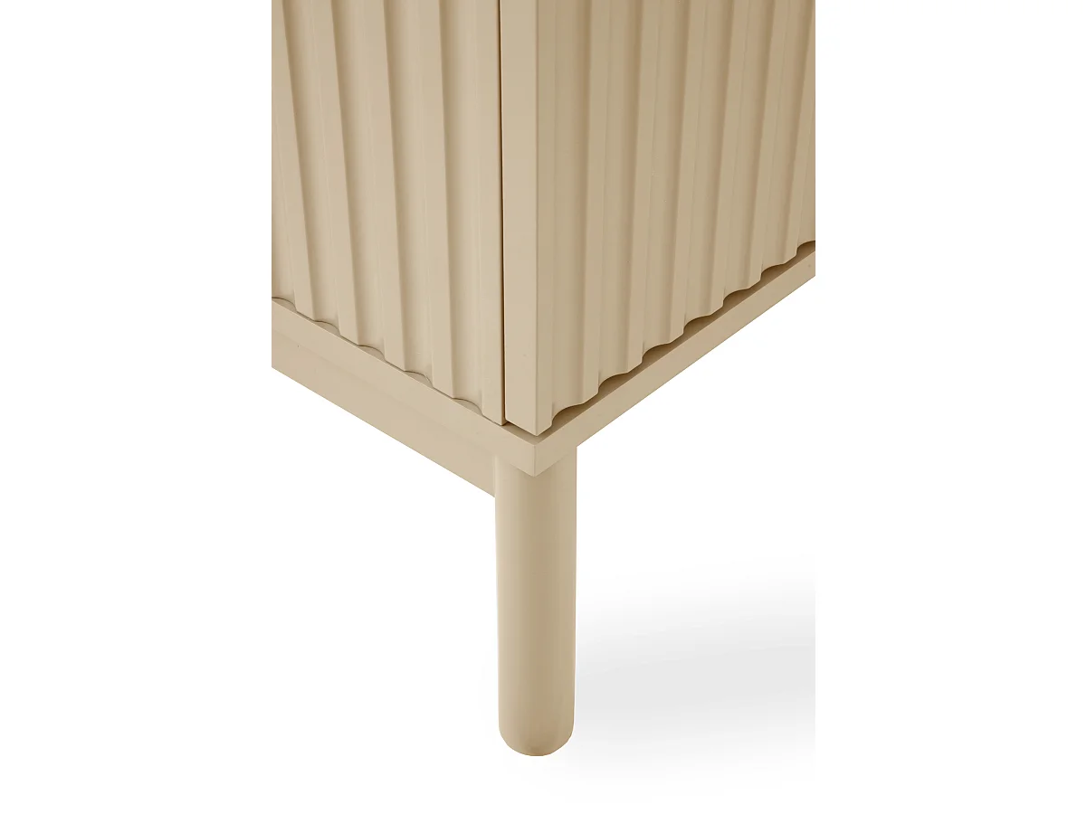 Mueble tv beig con ranuras acanaladas en puertas y laterales