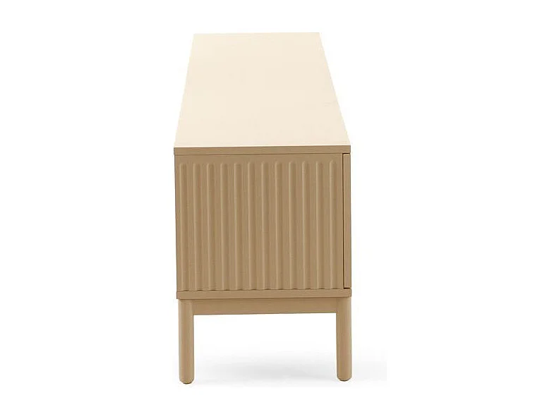 Mueble tv beig con ranuras acanaladas en puertas y laterales