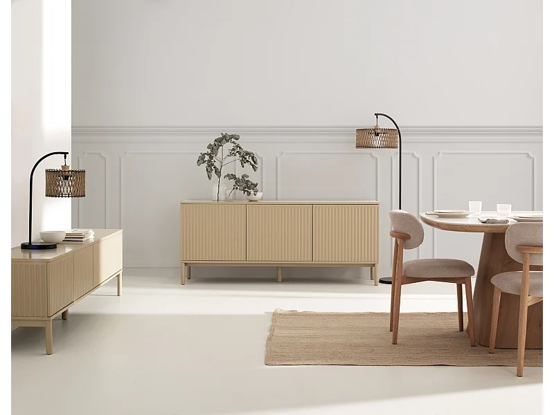 Buffet beige avec rainures sur les portes et les côtés