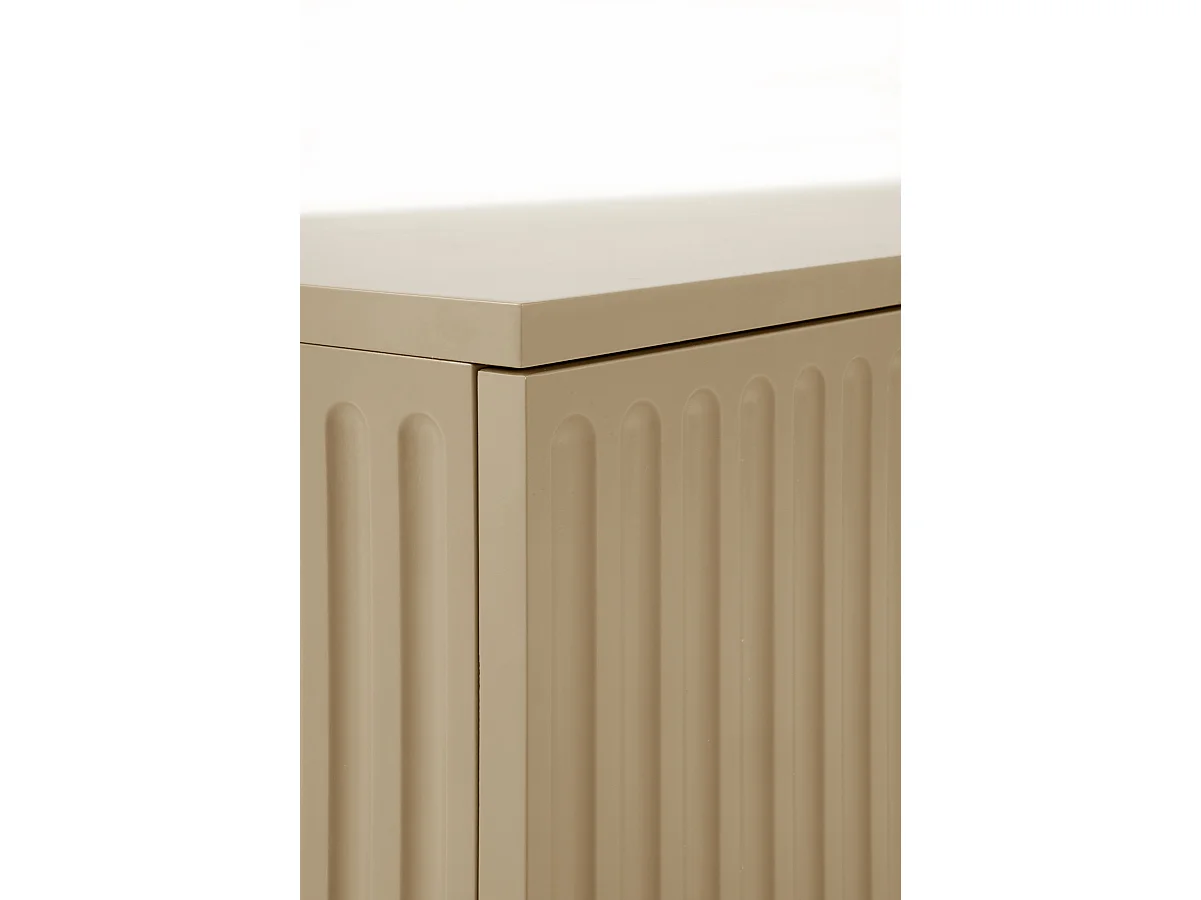 Buffet beige avec rainures sur les portes et les côtés