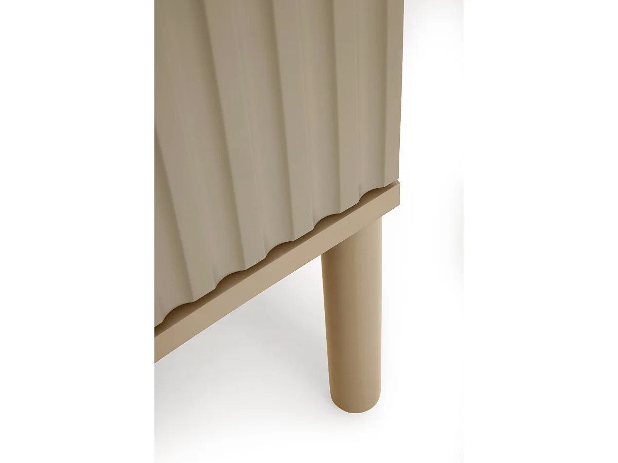 Buffet beige avec rainures sur les portes et les côtés