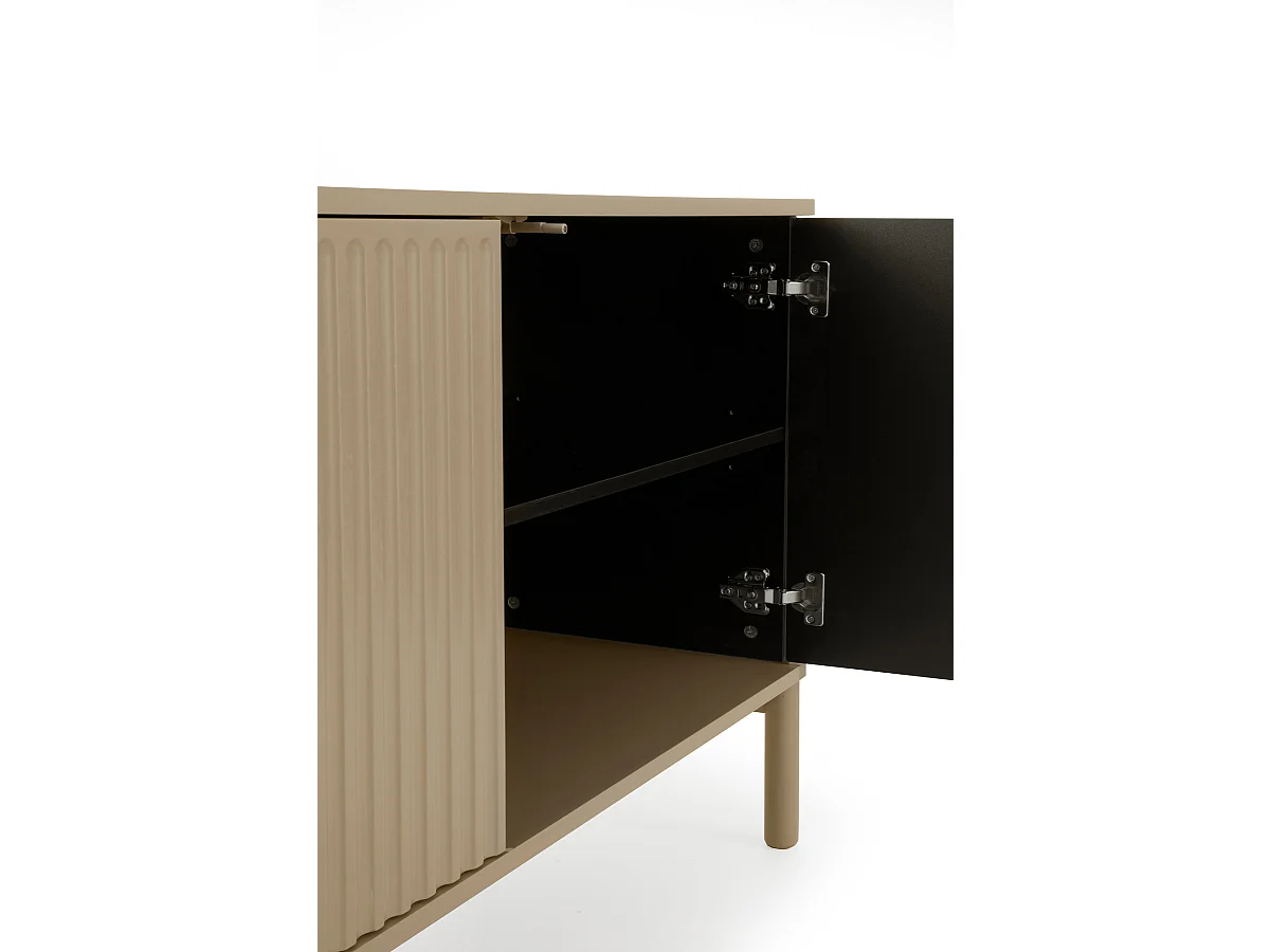 Buffet beige avec rainures sur les portes et les côtés