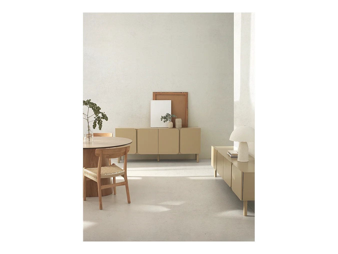 Mueble tv beige con cantos redondos en las esquinas de puertas