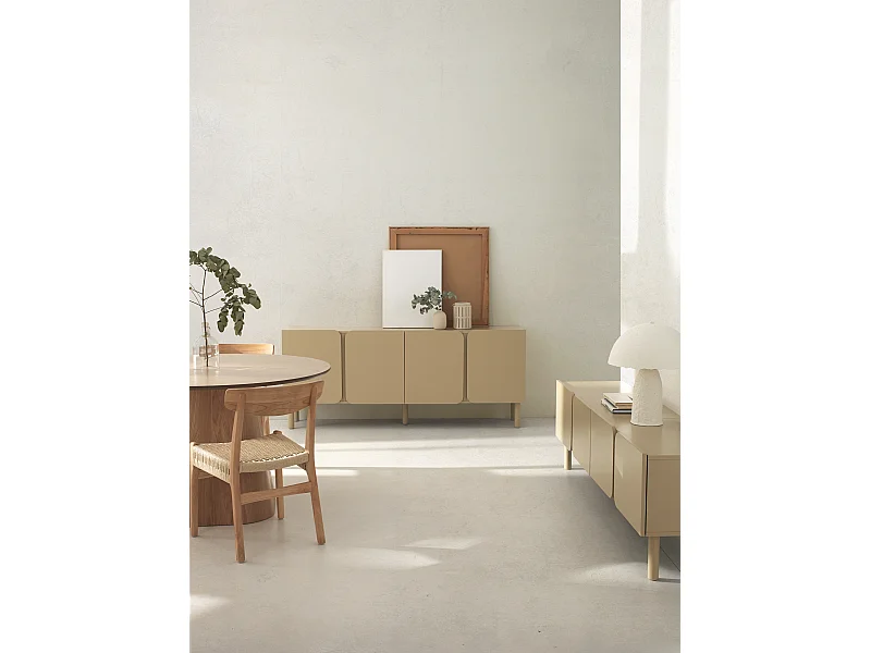 Mobile tv beige con bordi arrotondati agli angoli delle ante