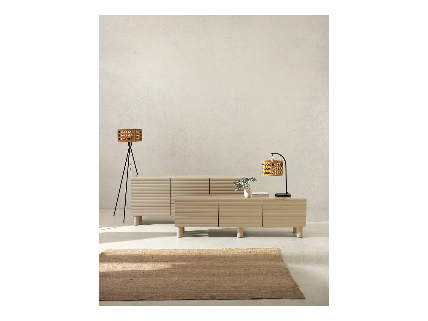 Mueble tv azul con relieve ondulado en las puertas