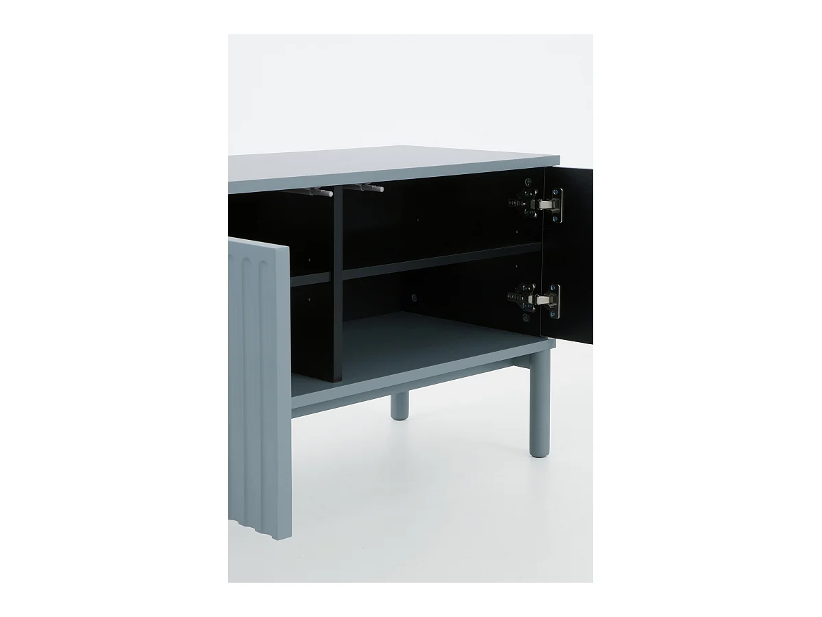 Mueble tv azul con ranuras acanaladas en puertas y laterales