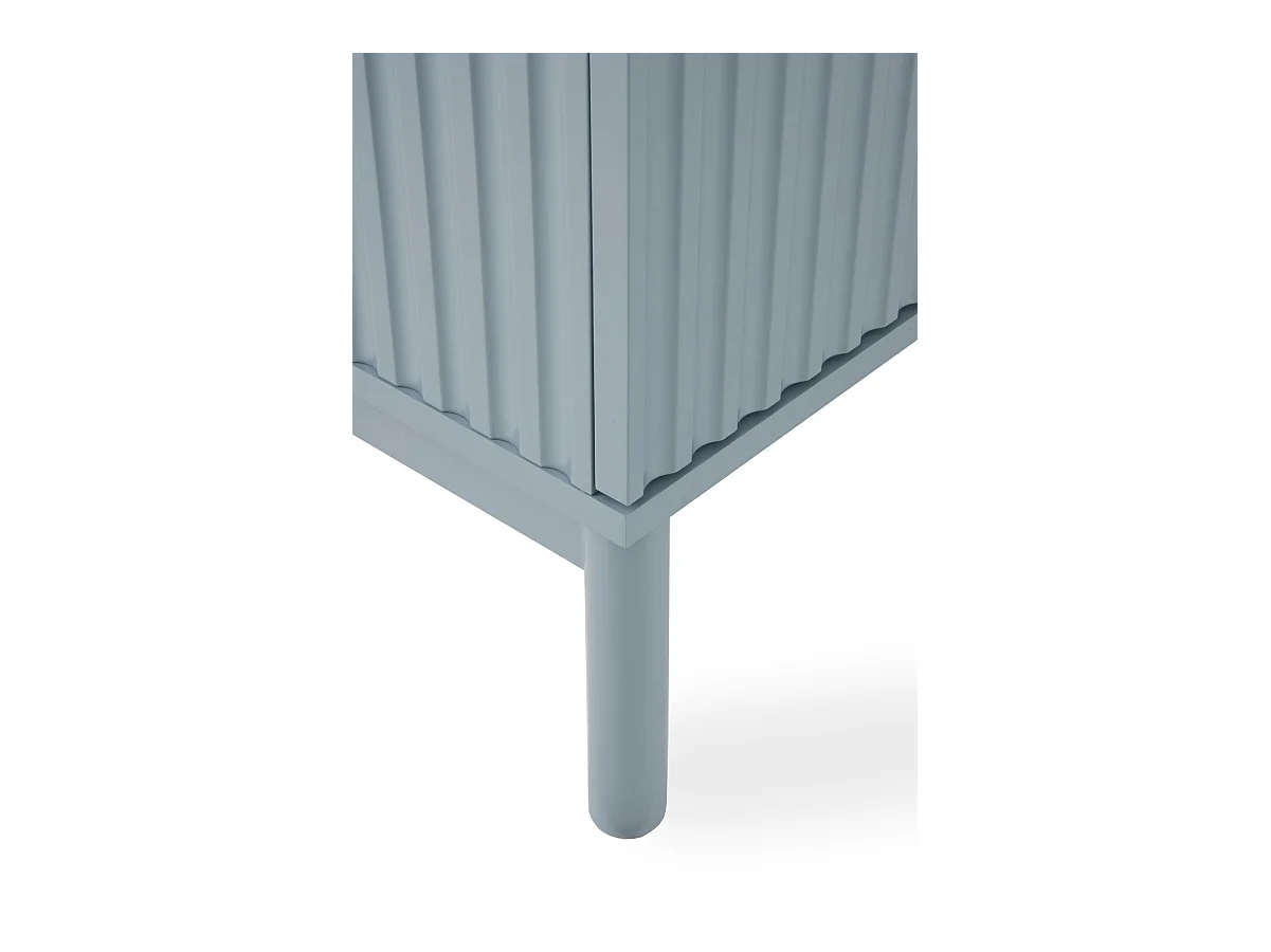 Mueble tv azul con ranuras acanaladas en puertas y laterales