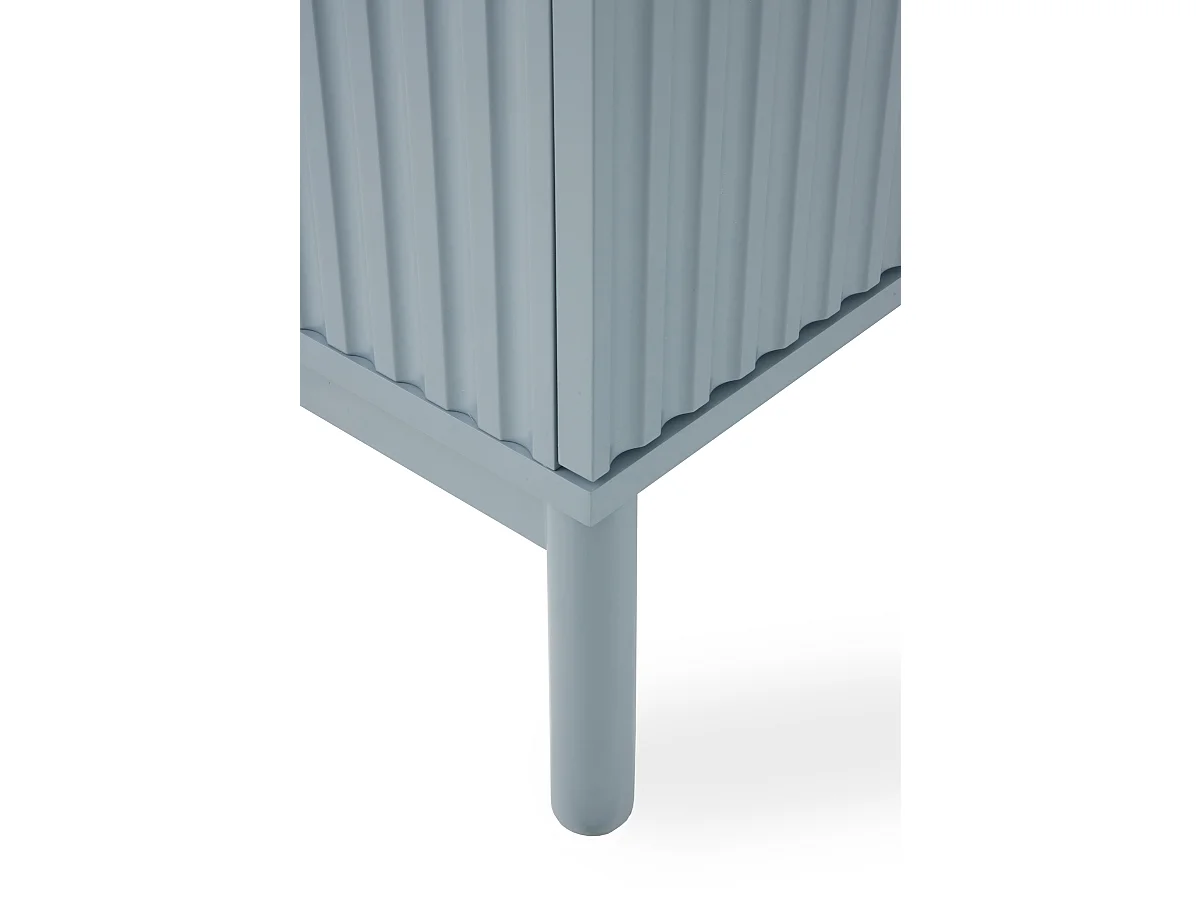 Mueble tv azul con ranuras acanaladas en puertas y laterales