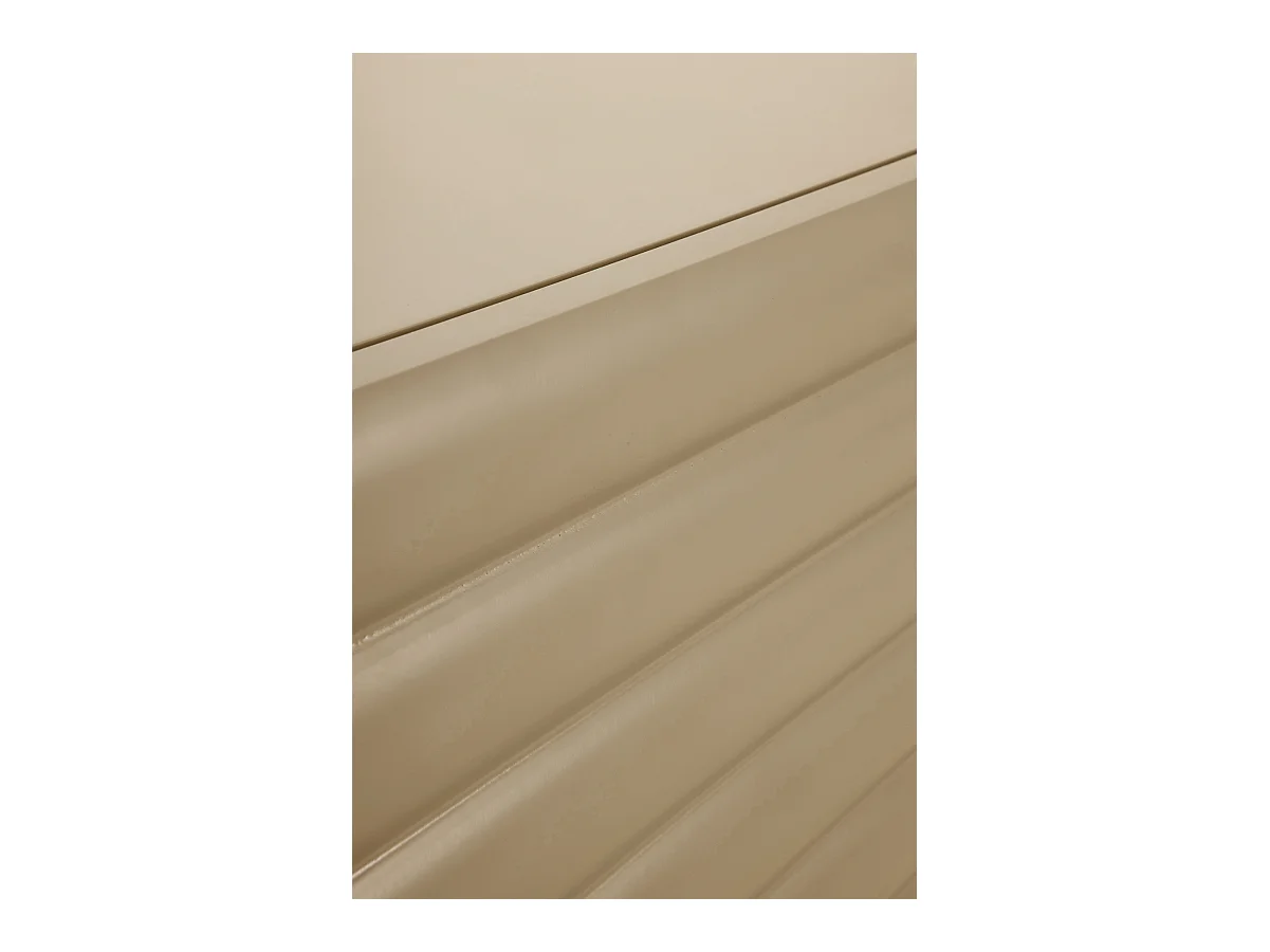 Buffet beige avec relief ondulé sur les portes et les tiroirs