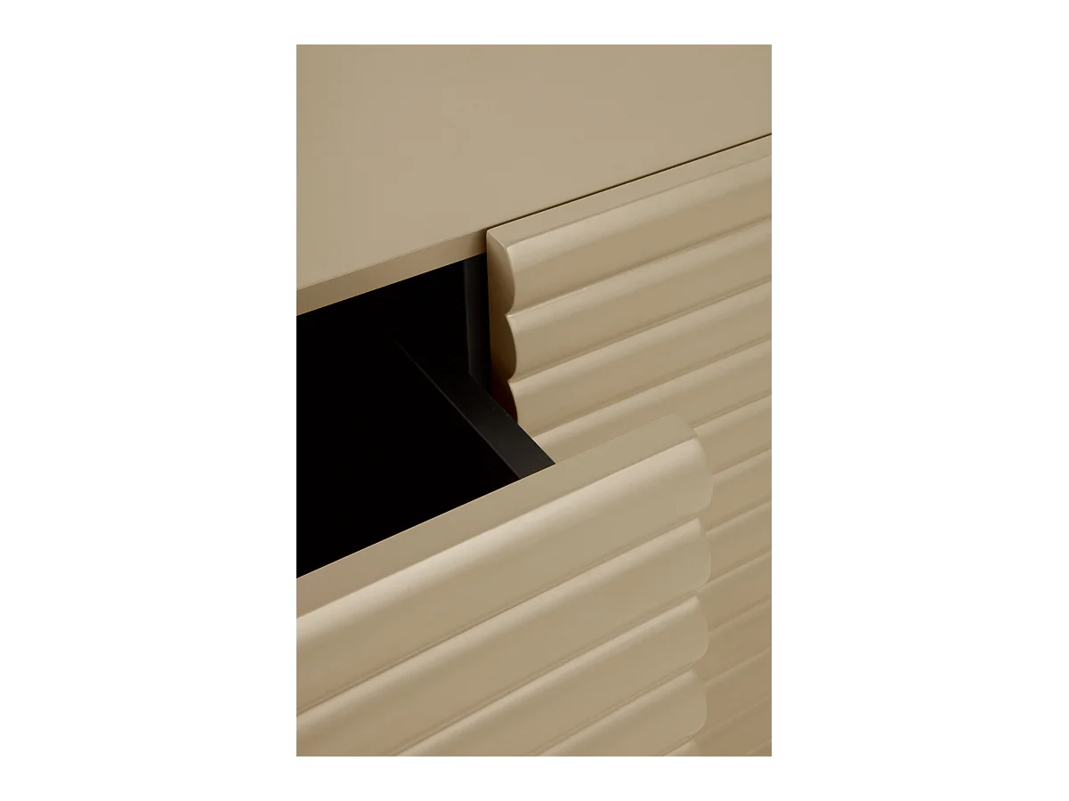 Buffet beige avec relief ondulé sur les portes et les tiroirs