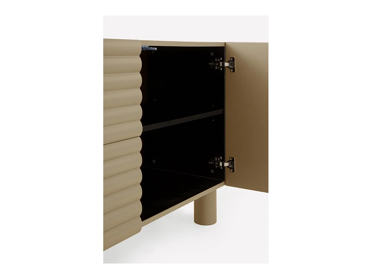 Buffet beige avec relief ondulé sur les portes et les tiroirs