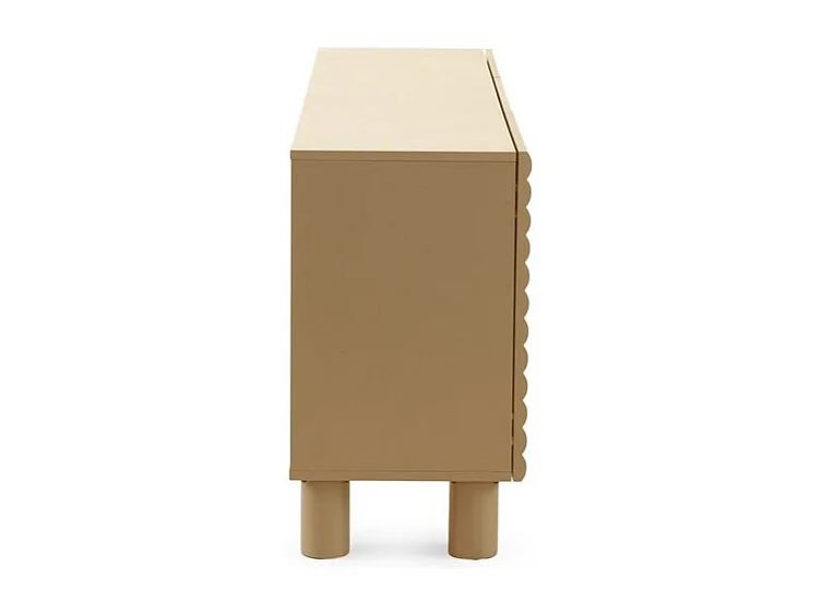 Aparador beige con relieve ondulado en puertas y cajones