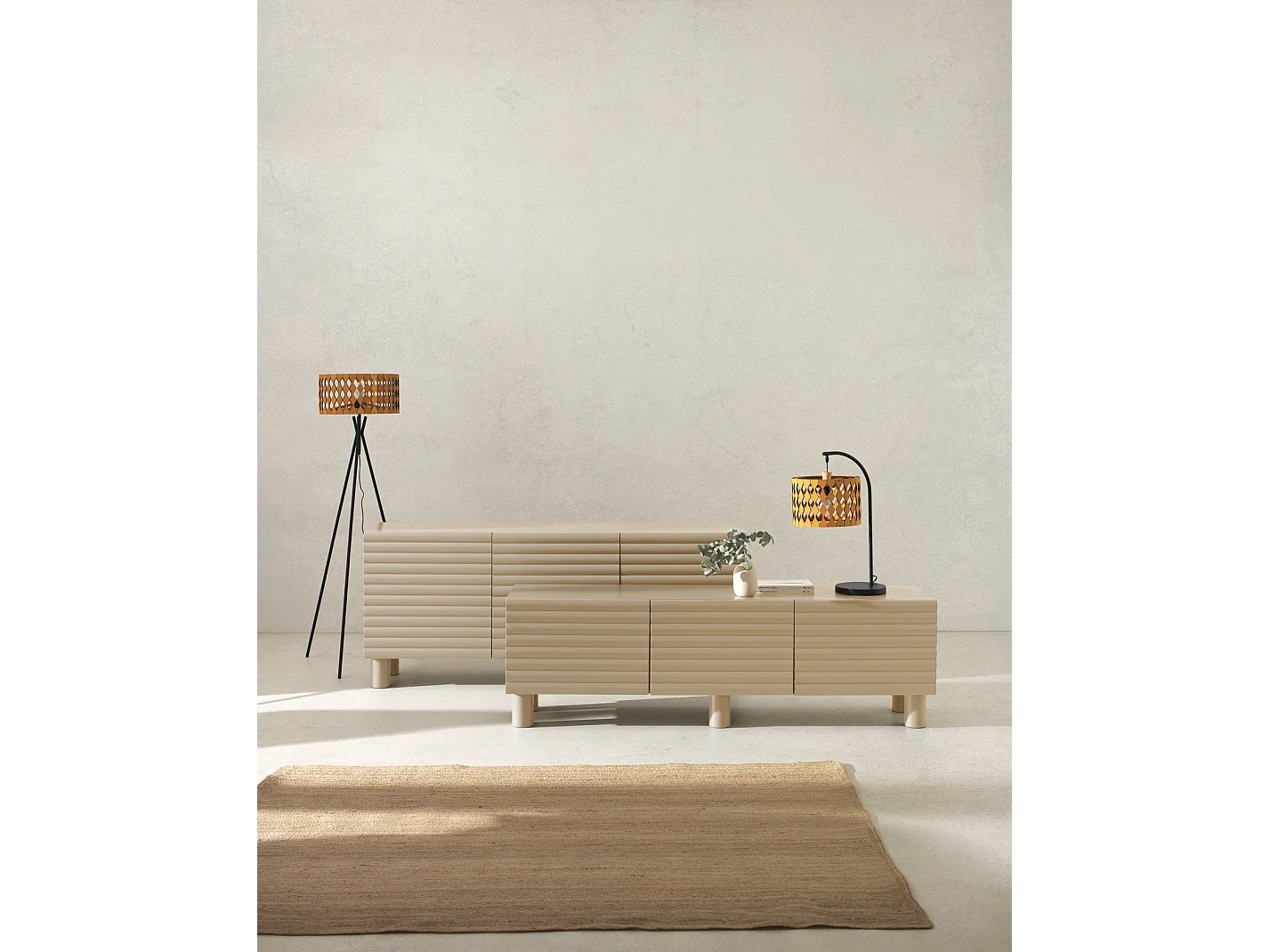 Buffet beige avec relief ondulé sur les portes et les tiroirs