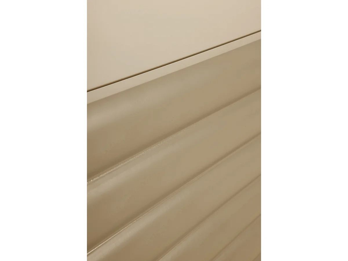 Buffet beige avec relief ondulé sur les portes et les tiroirs
