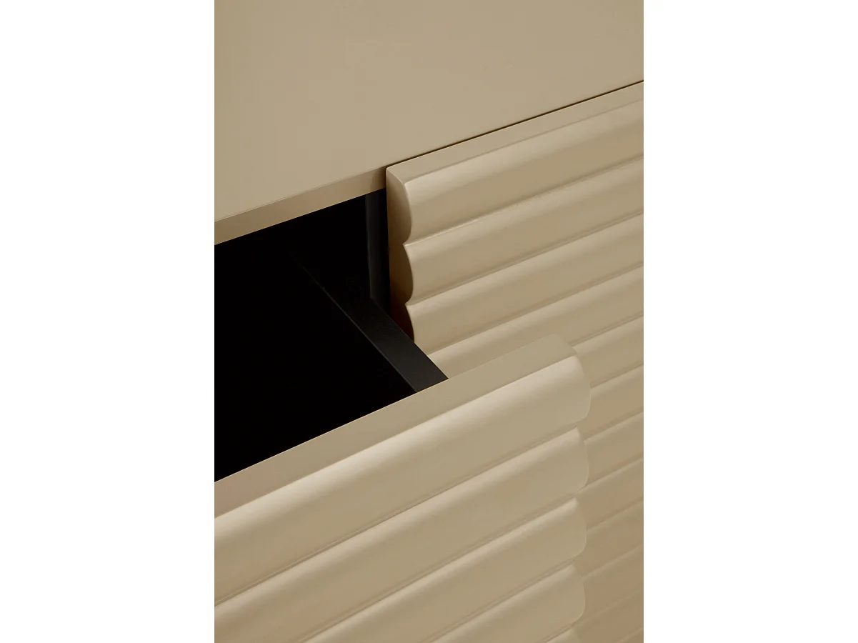 Buffet beige avec relief ondulé sur les portes et les tiroirs