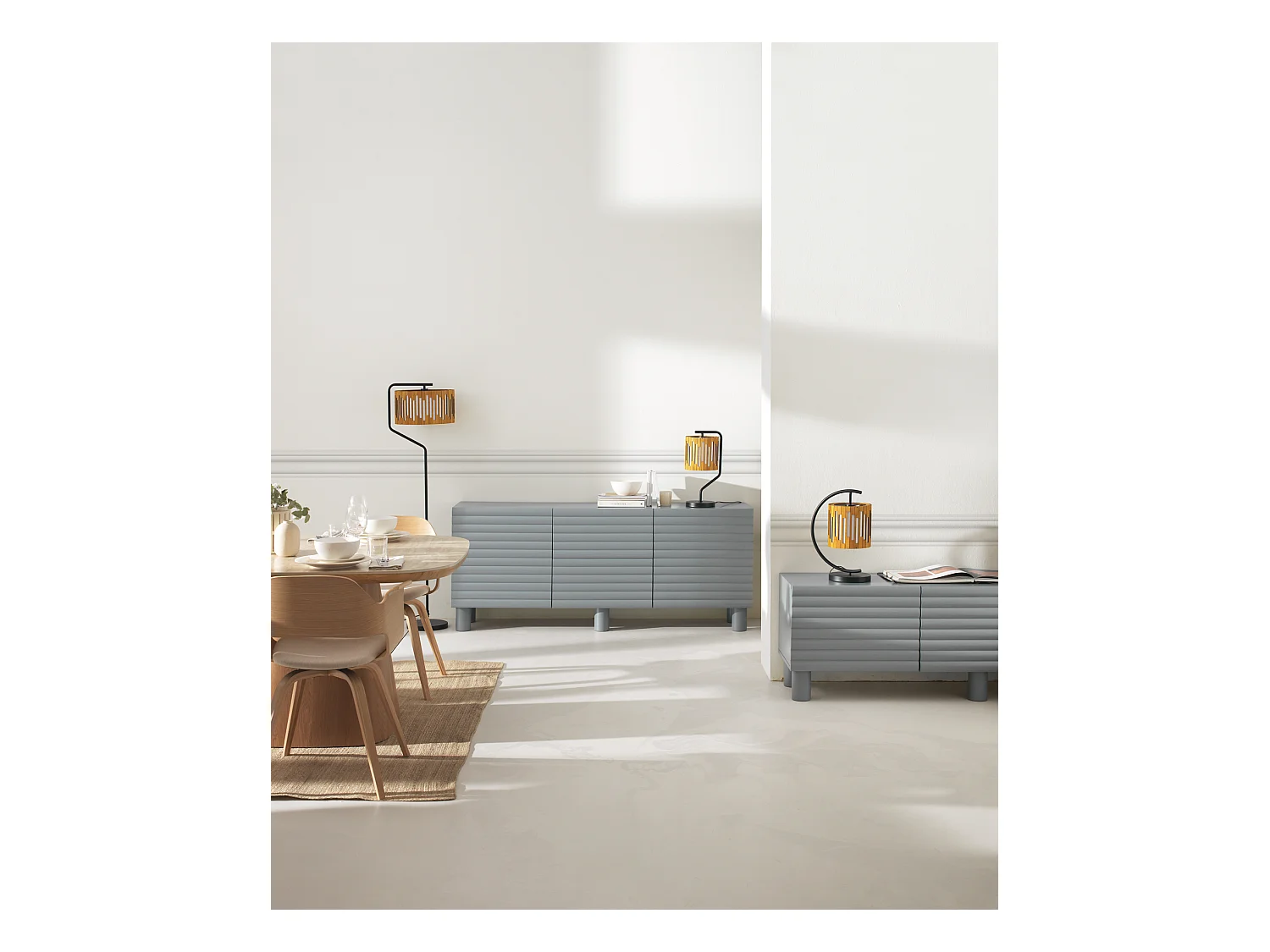 Mobile tv beige con rilievo ondulato sulle ante