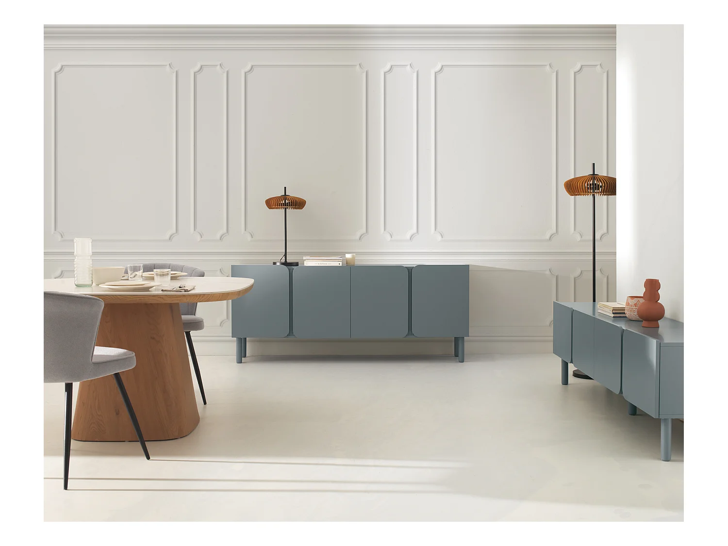 Mueble tv azul con cantos redondos en las esquinas de puertas